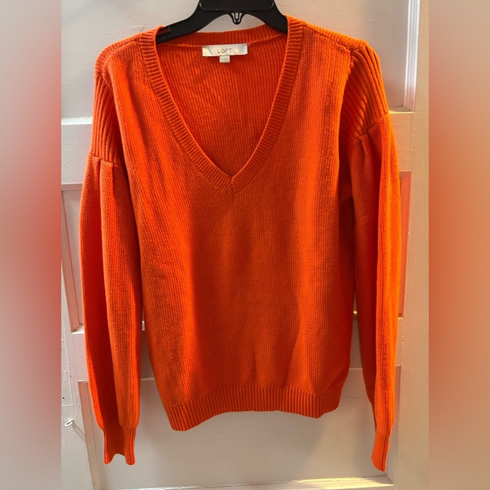 Loft Orange V Neck Sweater New
New with no tags (never worn)
Size - S